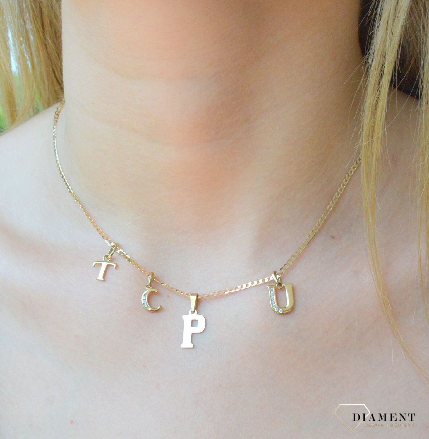 Złota zawieszka 333 literka P ZA 2748P. Piękny, złoty wisiorek o ciekawym wzorze wykonany z żółtego złota próby 333. Personalizowana zawieszka to doskonały pomysł na prezent dla każdej kobiety. Zawieszka z literką P..jpg